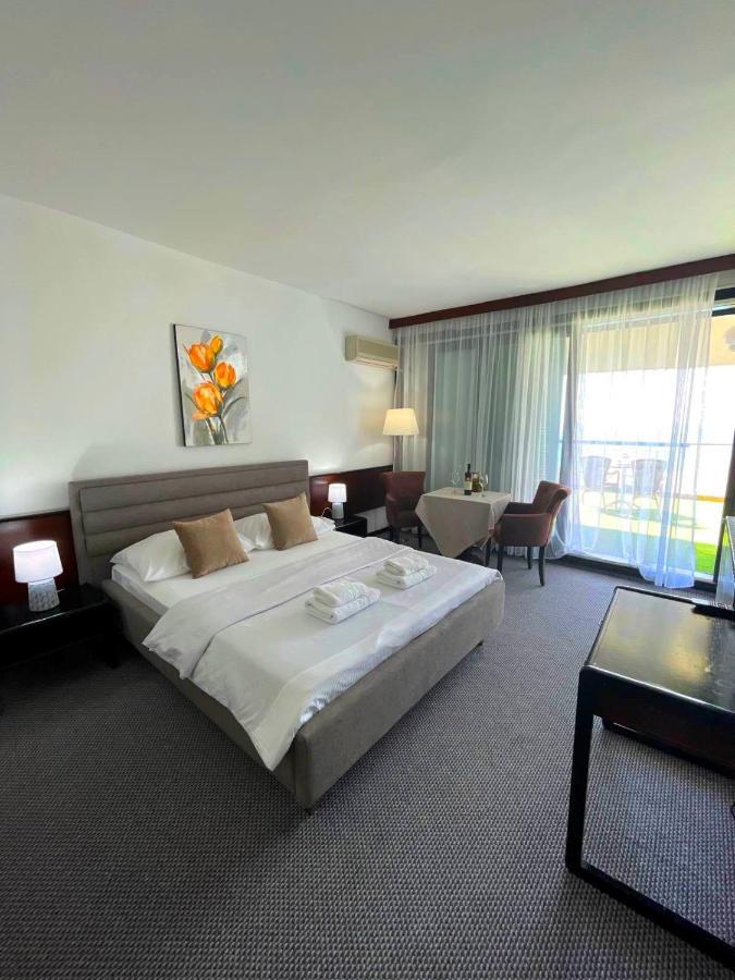 Corpus A - Hotel Albatros Улцин Екстериор снимка