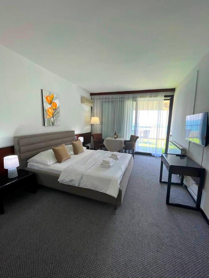 Corpus A - Hotel Albatros Улцин Екстериор снимка