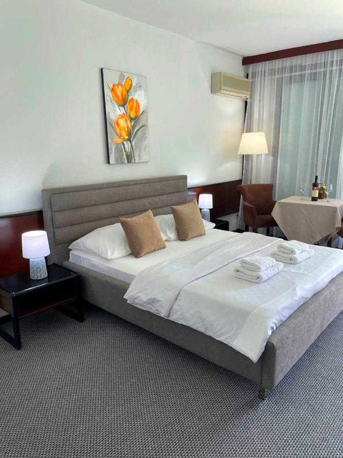 Corpus A - Hotel Albatros Улцин Екстериор снимка