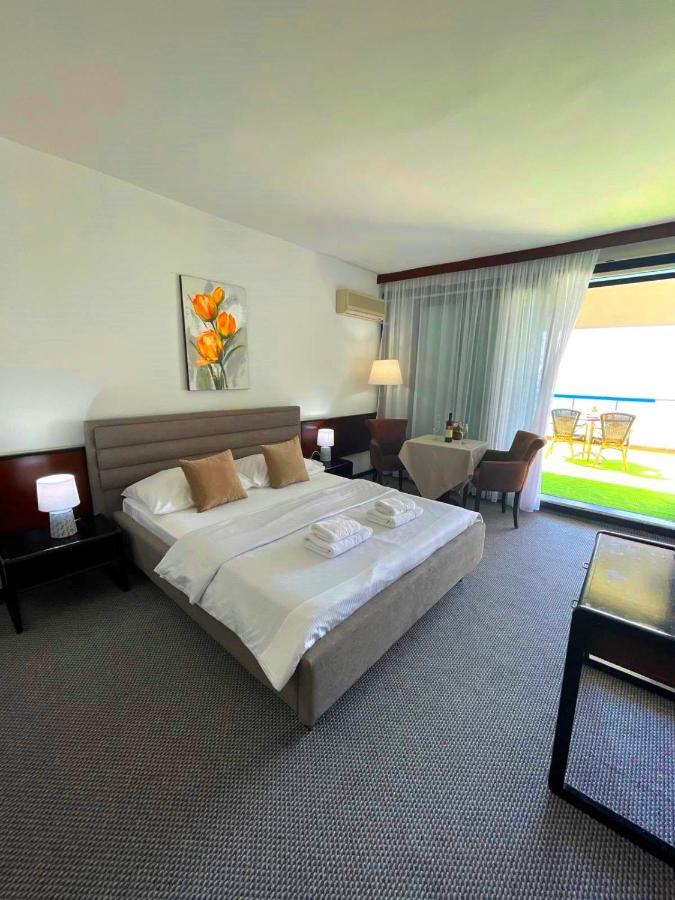 Corpus A - Hotel Albatros Улцин Екстериор снимка