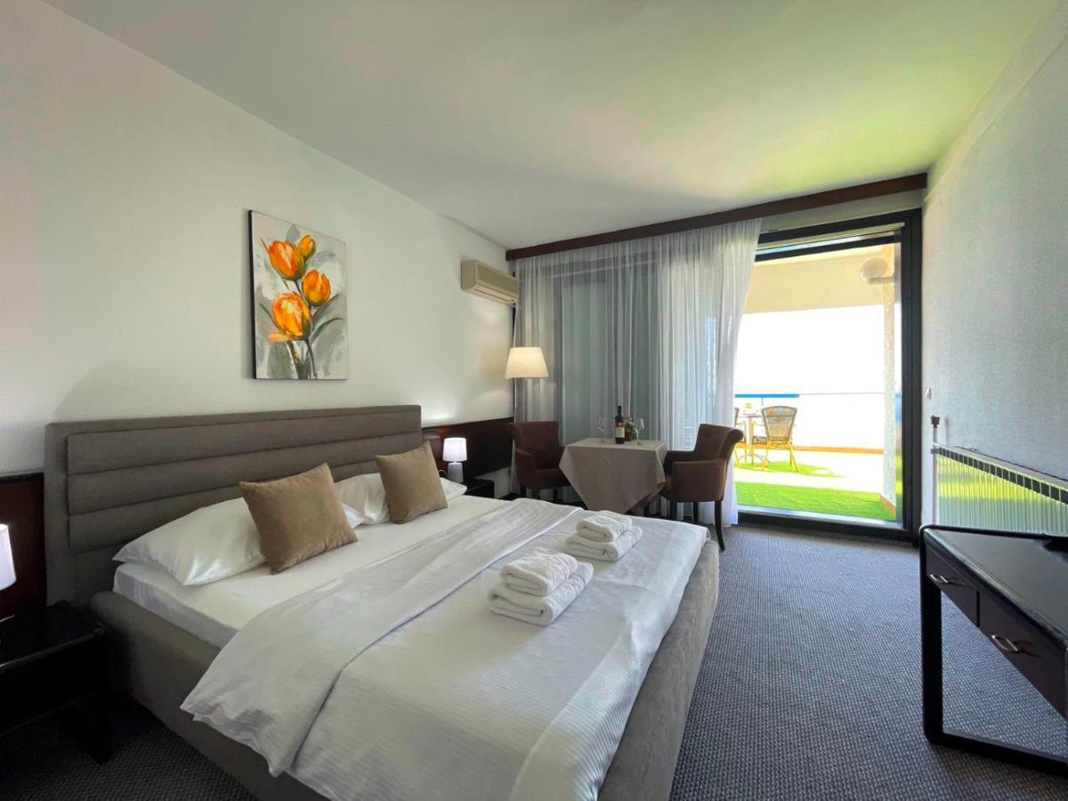 Corpus A - Hotel Albatros Улцин Екстериор снимка
